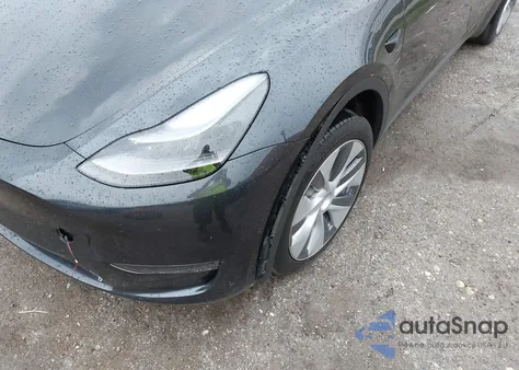 2024 Tesla Model Y Long Range Dual Motor All-Wheel Drive z USA, uszkodzony, nr VIN 7SAYGDEE9RA275956